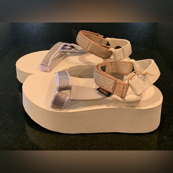 TEVA Platform Sandal, Size 6, Flatform - Picture 3 of 11